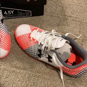 NEW Under Armour Girls turf shoes size 4.5Y